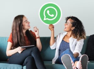 meninas segurando icone do whatsapp, para atendimento ao cliente